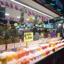 フルーツジュースがあちこちで売っています。