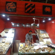 その場でウニやカキを食べられるお魚屋さんもいくつかあります