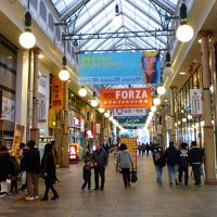 ベルナード観光通りのアーケード内にあります。