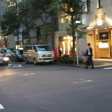 交詢社通りの交差点の様子です。一方通行のようです。