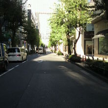 静かな朝の交詢社通りです。街の店舗も落ち着いた感じです。