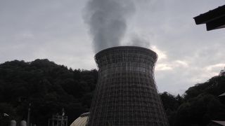 大きな発電施設から蒸気が