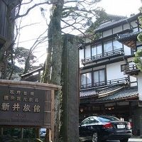 木造3階建ての純和風老舗旅館です
