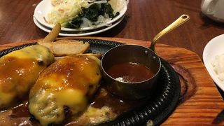 ボリュームたっぷりのステーキ、ハンバーグのファミレス。