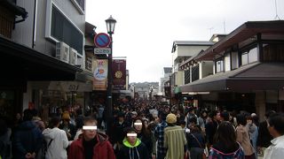 賑わっている参道です