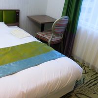 狭い部屋（１２?）に１２０ｃｍ幅のベッドが入っています。