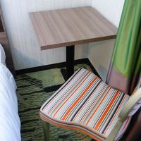 デスクはなく、小さいテーブルと椅子しかありません。