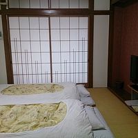 お布団が敷いていました。テレビは大きいです^^