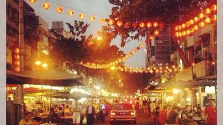 お一人様OK！夜まで賑わう楽しい屋台街