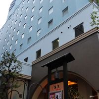 ホテルの建物の前後には他の建物があります。