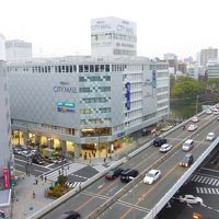 ホテルの斜め前にある、京阪シティモールに行くと便利です。