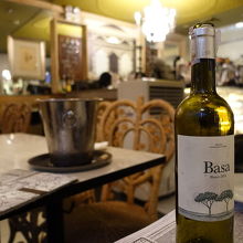 カフェ風の明るい店内