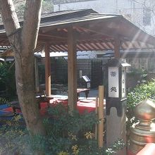 東屋の下でお茶が出来ます