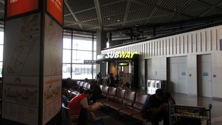 出国ゲート近くの軽食店