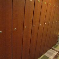 幅の狭いロッカー、厚いものは入れません、フロントで預かりです