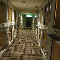 カプセルルームの並ぶ廊下です