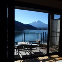 お部屋から見るバルコニーと富士山と河口湖