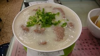 お粥も麺も美味の有名店