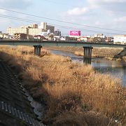 益田市内の山陰線の北側を東西に流れる川