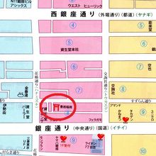 豊岩稲荷神社の入口は、金春通りと花椿通りの両方にあります。