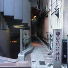 金春通りにおける豊岩稲荷神社の入口の様子です。狭い通路沿いに