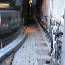 暗くて、かつ狭い通路を入り、左側が豊岩稲荷神社になります。