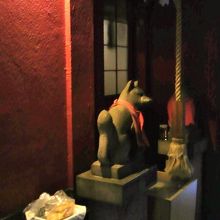 暗くて、狭い通路に入ると、油揚げとキツネだけは確認できます。