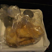 お供え物の油揚げは、撮影ができました。お稲荷様だけあります。