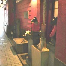 キツネと水盤があり、その右側が、即、豊岩稲荷神社の社殿です。