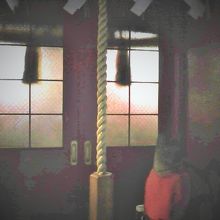 豊岩稲荷神社です。通路の即、傍です。中は見ることが出来ません