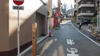 シャッターが閉まっているお店も多く。