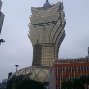 印象的な建物と天上の高いカジノ