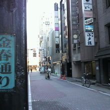 金春通りの様子です。江戸との名前や街並みが江戸時代を感じます