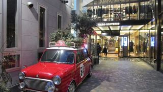 64 Bistro （ロクヨンビストロ）  入口の赤い車が目印