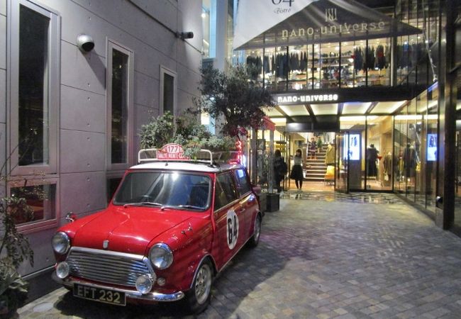 64 Bistro （ロクヨンビストロ）  入口の赤い車が目印