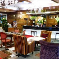 ホテルのロビーとフロントです。