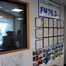 伊東ふれあいセンター　隣FM局と有名人サイン