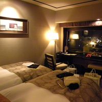 ベットの足元椅子代わりかでっぱてます。ちょい危険