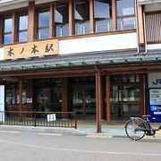 駅舎内に観光案内所がありレンタサイクルもあります。