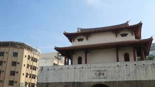 街中にぽつんとある清朝時代の遺構