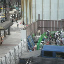 数寄屋橋バス停南側の改修です。塀の傍に数寄屋橋の碑が見えます