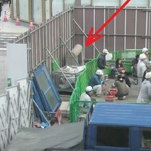 数寄屋橋の碑は、改修されずに、元の姿のままです。(矢印の場所