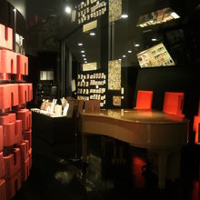 アドミュージアムの展示コーナーの例です。黒色と赤色の調和です