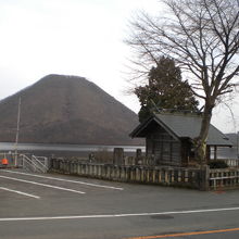 榛名富士と榛名湖を背にした御沼オカミ神社の全体の様子です。