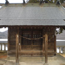 御沼オカミ神社の正面です。榛名湖の湖畔に建てられています。