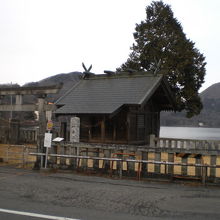 御沼オカミ神社の前には、鳥居が建てられていて、バス停もありま