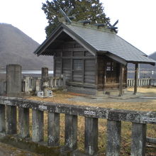 御沼オカミ神社の西側の側面です。石碑が４体建てられています。