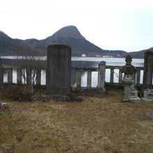 御沼オカミ神社の西側に建てられている４体の石碑等の様子です。