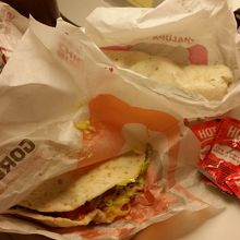 ソフトタイプのタコスとチキンブリトーをto goしました