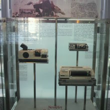 ニュースアートには、報道用の出力機器が展示されています。